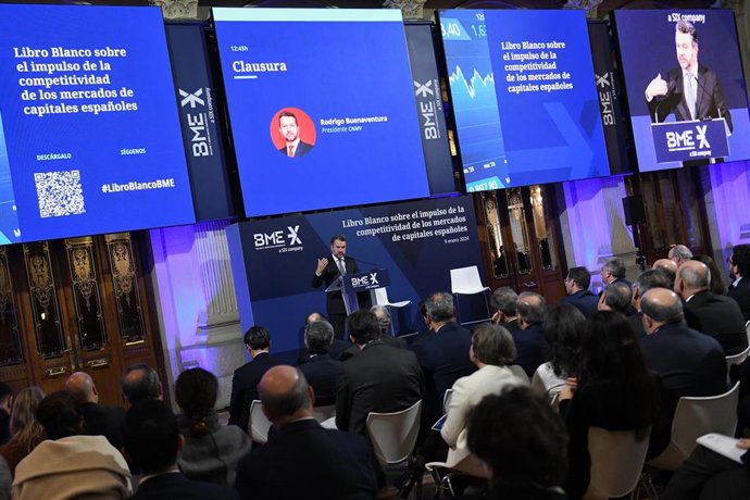 El presidente de la CNMV, Rodrigo Buenaventura, interviene durante la presentación del Libro Blanco sobre el Impulso de la competitividad de los mercados de capitales, en el Palacio de la Bolsa, a 9 de enero de 2024, en Madrid (España).