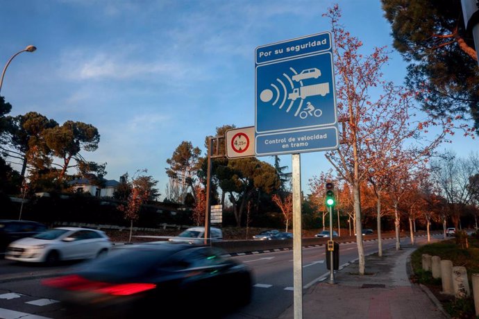 Varios coches pasan junto a una señal de radar de tramo, en la calle Sinesio Delgado, a 27 de diciembre de 2023, en Madrid (España). 