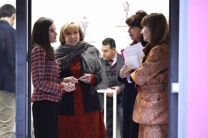 La Reina Letizia durante la visita a la sede central de la Asociación para la Prevención, Reinserción y Atención de la Mujer Prostituida (APRAMP), a 09 de enero de 2024, en Madrid (España). El interés de la Asociación es el de construir una sociedad libre