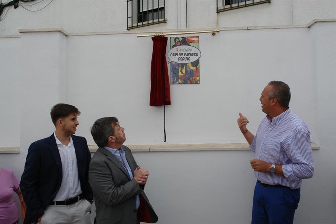 Imagen de la inauguración de la calle a nombre de Carlos Pacheco en San Roque.