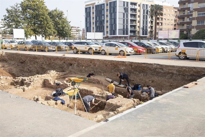 Archivo - Un momento de la cata arqueológica realizada en su momento en el aparcamiento anexo al Palacio de la Merced.