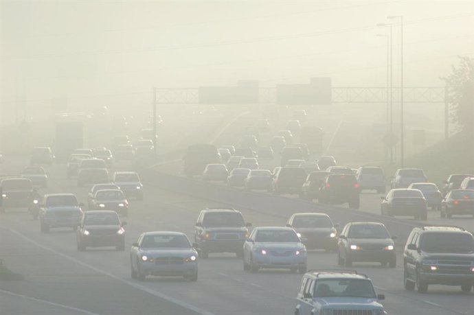 Archivo - Contaminación, tráfico, atasco, coches, niebla