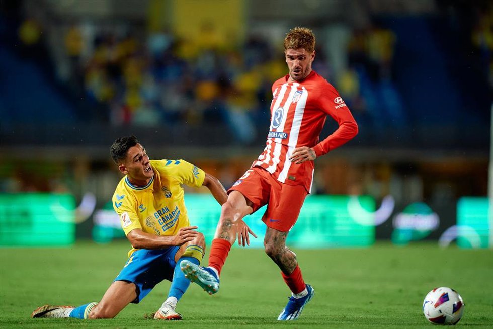 Archivo - Rodrigo de Paul ante Sergi Cardona en un UD Las Palmas-Atlético de Madrid