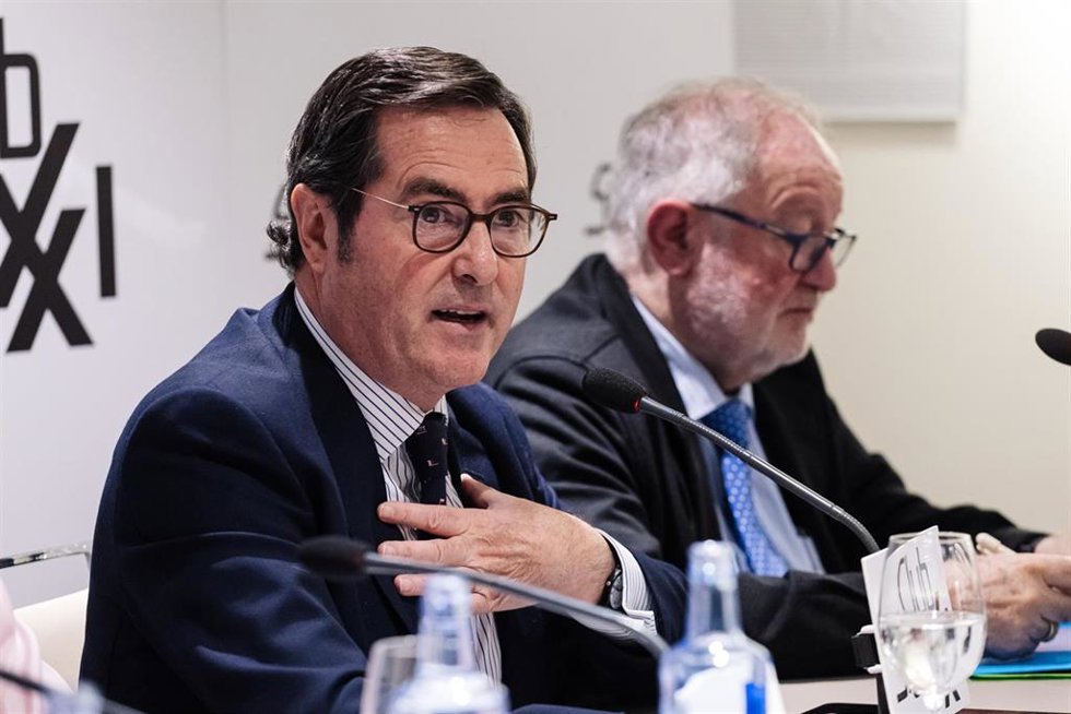 El presidente de la CEOE, Antonio Garamendi participa en un almuerzo-coloquio del Club Siglo XXI, en Edificio Eurobuilding, a 9 de enero de 2024, en Madrid (España). El Club Siglo XXI organiza este coloquio con el presidente de la CEOE por la Comisión d