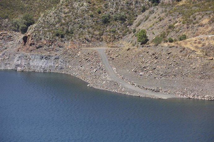 Archivo - Vista del embalse del Atazar en el Berrueco, a 11 de agosto de 2022, en El Berrueco, Madrid (España). Este embalse cuenta con 425,3 hm de capacidad, lo que representa el 46 % del volumen embalsado de la región de Madrid. Los embalses que gestio