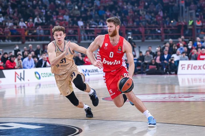 Archivo - Thomas Walkup of Olympiacos Piraeus and Rokas Jokubaitis of FC Barcelona during the Turkish Airlines EuroLeague basketball match between Olympiacos Piraeus and FC Barcelona on March 7, 2023