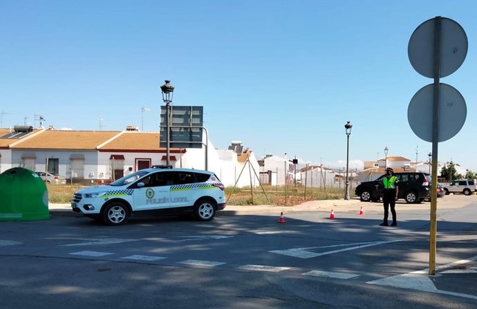 Imagen de archivo de un control de la Policía Local de Hinojos (Huelva).