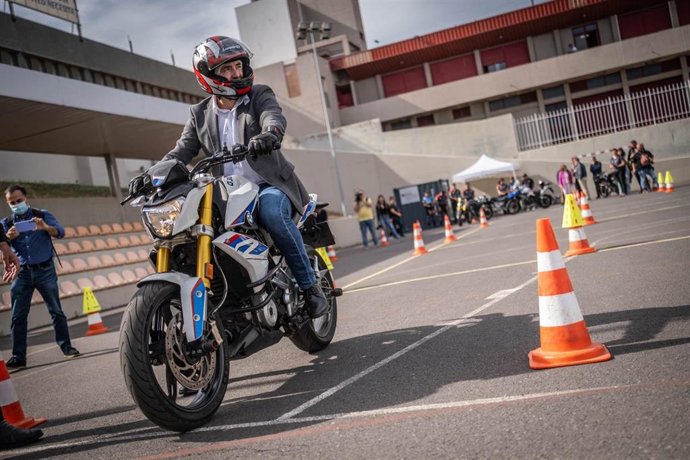 El presidente de Canarias, Fernando Clavijo, en moto en una visita a la sede la Policía Canaria