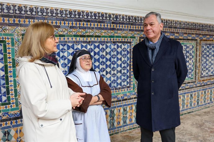 El alcalde, con una religiosa del convento de Santa Inés.