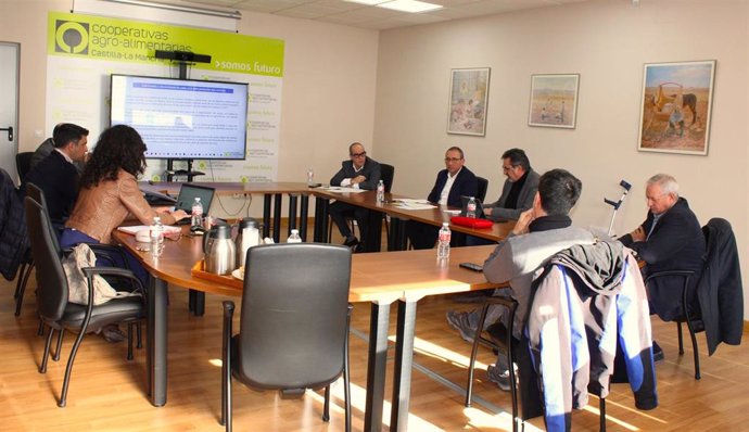 Reunión entre el presidente de Cooperativas Agro-Alimentarias de C-LM, Ángel Villafranca, y el director general de Ordenación Agropecuaria del Gobierno regional, Joaquín Cuadrado.