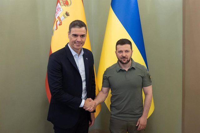 Archivo - El presidente del Gobierno, Pedro Sánchez, y el presidente de Ucrania, Volodimir Zelenski, durante su visita a Kiev