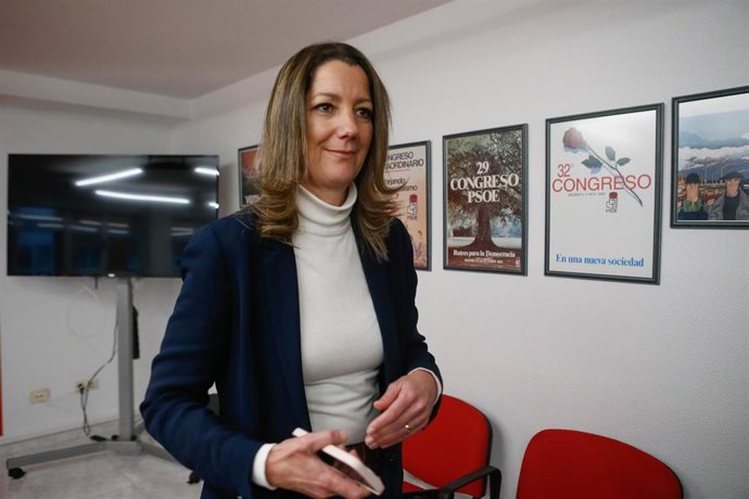 La alcaldesa de Lugo, Lara Méndez, ofrece declaraciones a los medios sobre asuntos de actualidad, en la sede de la Agrupación Local del PSOE de Lugo, a 8 de enero de 2024, en Lugo, Galicia (España). Durante la rueda de prensa, Lara Méndez ha anunciado q