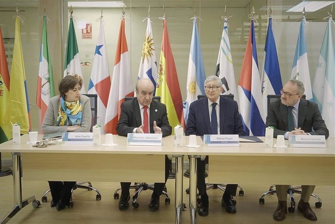 De izquierda a derecha: Ana Capilla, directora de Educación Superior y Ciencia de la OEI; Mariano Jabonero; Rafael Puyol, presidente de UNIR; y Manuel Herrera, director académico de Relaciones Internacionales de UNIR