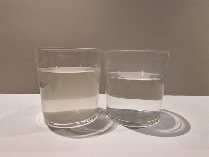 Imagen de un vaso con agua del gripo turbia y otro vaso con agua embotellada.