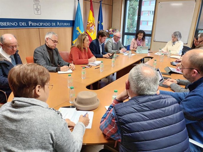 La consejera de Educación, Lydia Espina (tercera por la izquierda en la imagen), preside la reunión con el comité de direcciones de Secundaria.