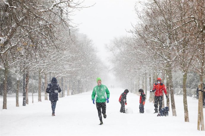 Archivo - Un hombre hace deporte en el parque de El Retiro en el segundo día de nieve en la capital tras el paso de la borrasca Filomena