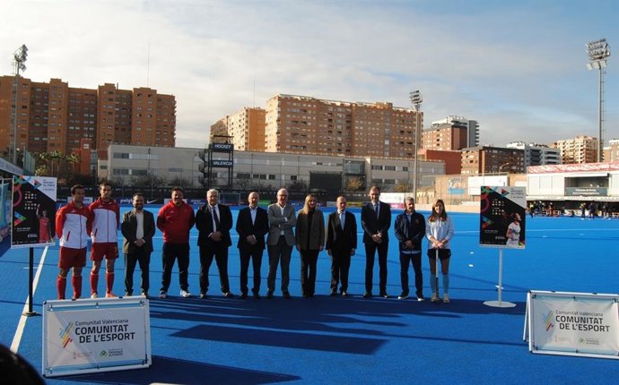 Foto de familia tras la presentación del Preolímpico de Hockey sobre Hierba de Valencia