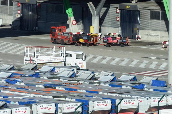 Trabajadores durante la huelga del handling de Iberia 