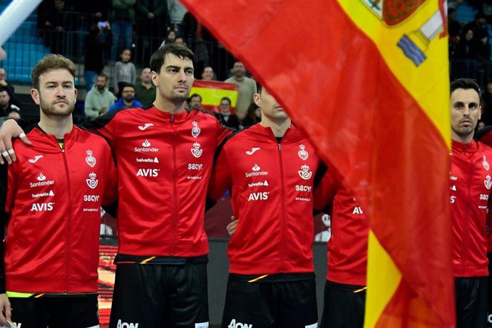 Iñaki Peciña, escuchando el himno español junto a sus compañeros de selección.