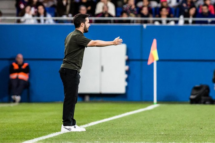 Archivo - Jonatan Giráldez da instrucciones durante un partido del FC Barcelona Femenino