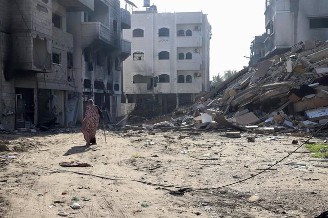 Un hombre camina junto a las ruinas de un edificio en la Franja de Gaza