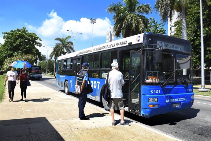 Archivo - Un autobús en La Habana (Cuba)