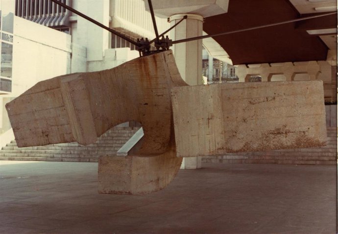 Archivo - Imagen de la escultura en hormigón de Eduardo Chillida 'Lugar de encuentros III' (1972) en el Museo al Aire Libre de La Castellana.