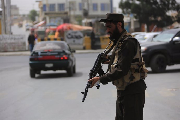 Archivo - Un miembro de las fuerzas de seguridad afganas en un puesto de control en Kabul, capital de Afganistán