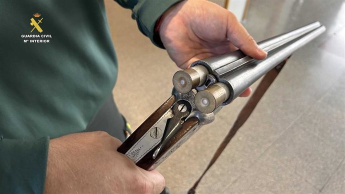 Archivo - El Seprona sorprende a un ganadero al acecho de lobos en Mansilla de La Sierra