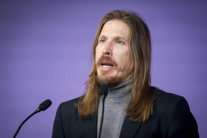 Archivo - El portavoz de Podemos y coordinador en Castilla y León, Pablo Fernández, ofrece una rueda de prensa en la sede de Podemos, a 20 de febrero de 2023, en Madrid (España).