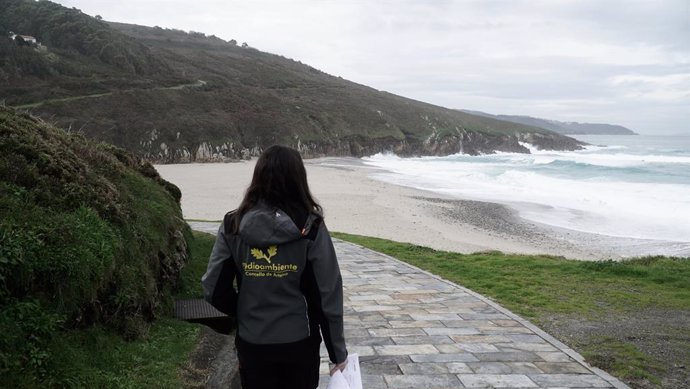 Archivo - Una técnico de medio ambiente del Concello de Arteixo inspecciona la llegada de pellets de plástico en la playa de Valcovo, a 9 de enero de 2024, en Arteixo, A Coruña, Galicia (España).  Voluntarios se han organizado hoy para limpiar algunas pla