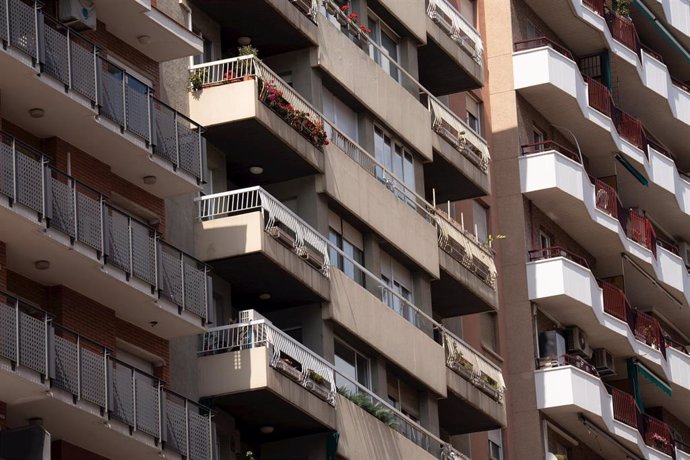 Archivo - Fachada de un edificio de viviendas.