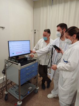 El Jefe Del Servicio De Neurofisiología, Ramón Sobrino (1D), Junto A Los Enfermeros Encargados De Realizar La Técnica, Cristina Tudor Y Juan Albaladejo.