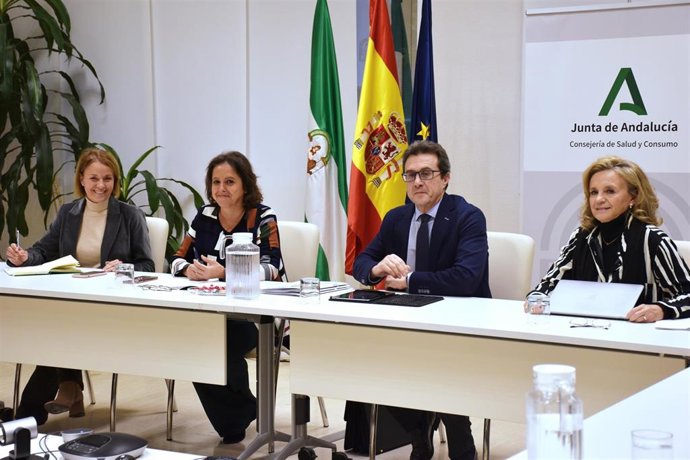 Reunión de la consejera de Salud y Consumo, Catalina García, con el Consejo Andaluz de Colegios de Médicos