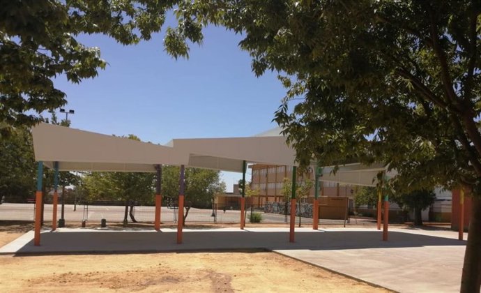 Uno de los porches construidos en colegios de Alcalá de Guadaíra con inversión de la Consejería de Educación.