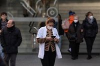 La mascarilla será obligatoria en centros de salud y hospitales desde este miércoles a mediodía