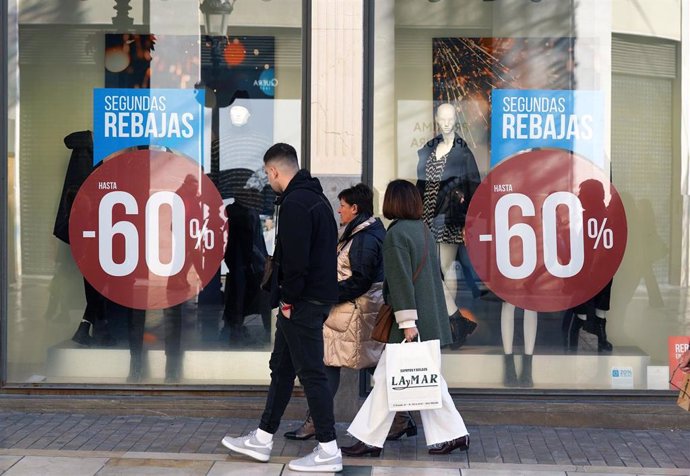 Varias personas realizan compras en el  inicio de las primeras rebajas del año en comercios de la capital malagueña.  A 8 de enero de 2024, en Málaga (Andalucía, España).