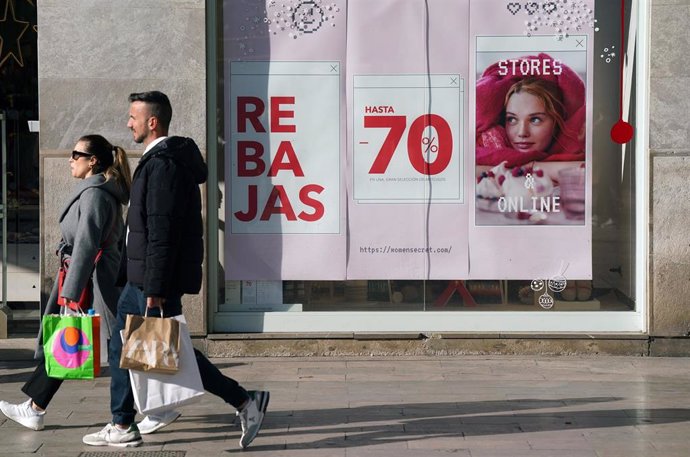 Varias personas realizan compras en el  inicio de las primeras rebajas del año en comercios de la capital malagueña.  A 8 de enero de 2024, en Málaga (Andalucía, España).