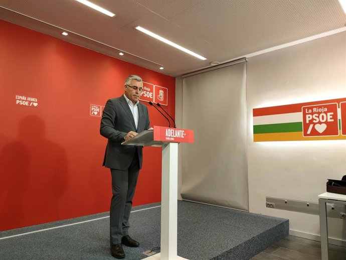 El diputado socialista José Ángel Lacalzada en comparecencia de prensa