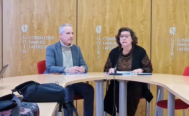 La consellera de Familias y Asuntos Sociales, Catalina Cirer, en rueda de prensa.