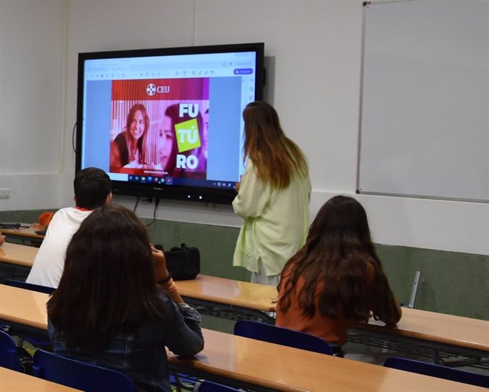 Archivo - Alumnos de Formación Profesional realizando prácticas en CEU Andalucía.