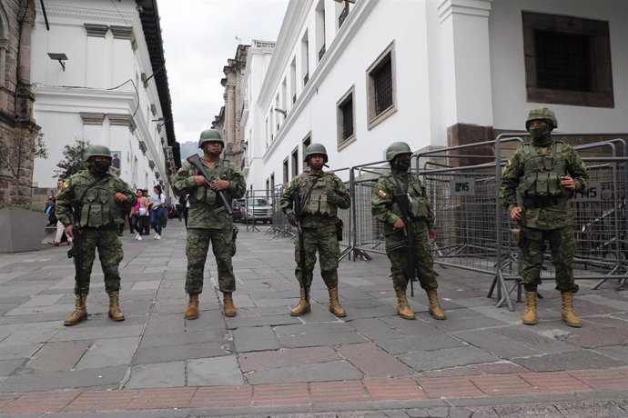 Despliegue de militares junto al palacio presidencial de Ecuador, en Quito