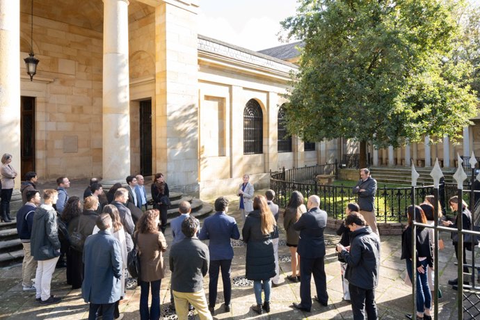 Visitantes en la Casa de Juntas de Gernika