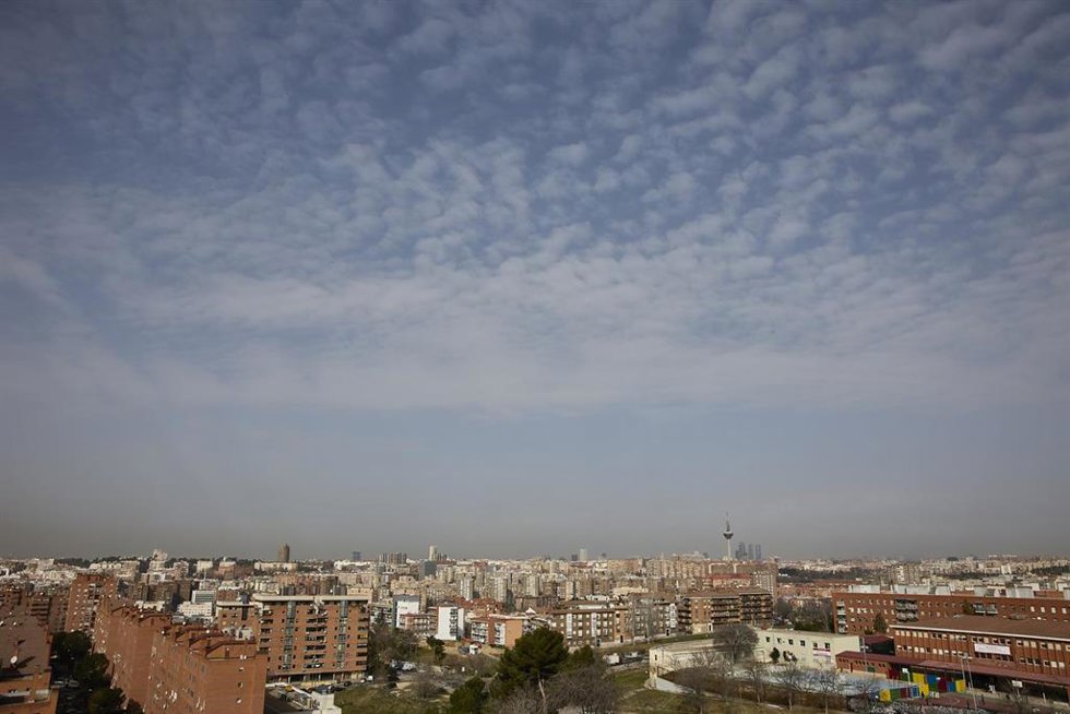 Archivo - Imagen del edificio de Torrespaña y las cuatro Torres con la boina de contaminación en Madrid