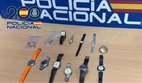 Detenido el copropietario de una tienda de reparación por apropiarse de numerosos relojes de lujo