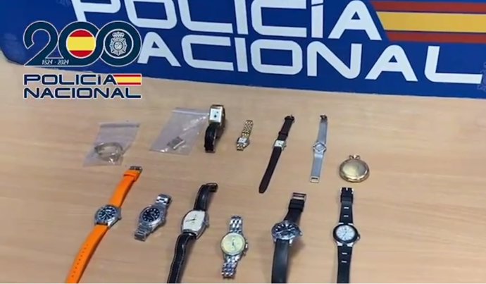 Archivo - Detenido el copropietario de una tienda de reparación por apropiarse de numerosos relojes de lujo