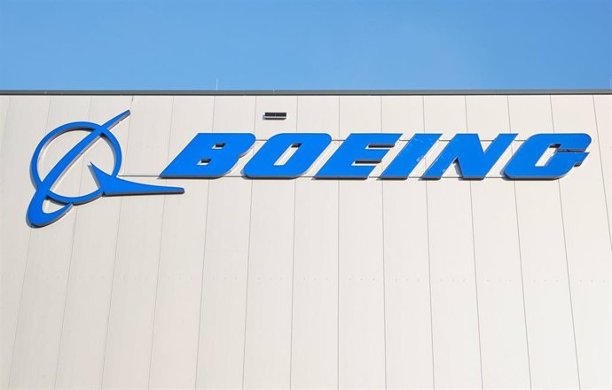 Archivo - FILED - 26 October 2022, Schleswig-Holstein, Henstedt-Ulzburg: Boeing's logo pictured in the hall of the new Boeing distribution center. Photo: Georg Wendt/dpa