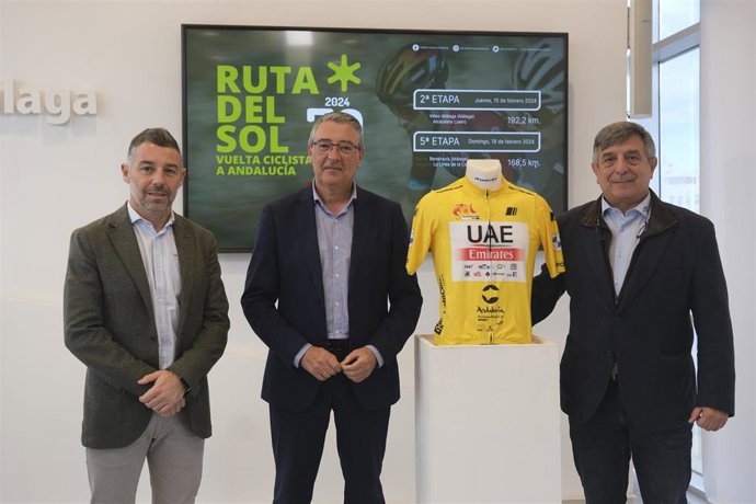 El presidente de la Diputación de Málaga, Francisco Salado, ha presentado el recorrido de estas dos etapas junto al director general de Deporinter, Joaquín Cuevas.