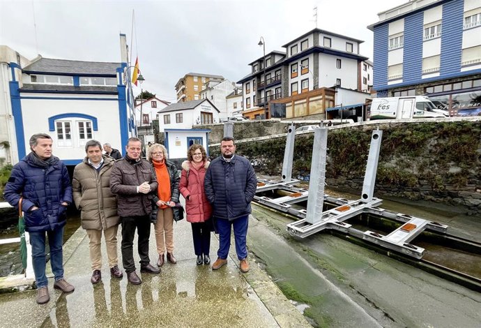 El Gobierno pone en servicio el nuevo carro de varada de Puerto de Vega tras 513.112 euros de inversión.