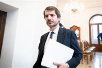 Urtasun muestra su "preocupación" por el vertido de pellet tras "una reacción extremadamente tardía y lenta" de la Xunta